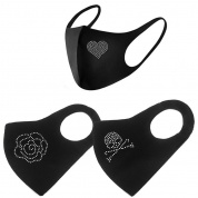 картинка Маска для лица защитная многоразовая тканевая с маленьким рисунком сбоку для взрослых 