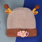 картинка Вязаная детская шапка бини для новорожденного малыша девочки и мальчика демисезонная Олень